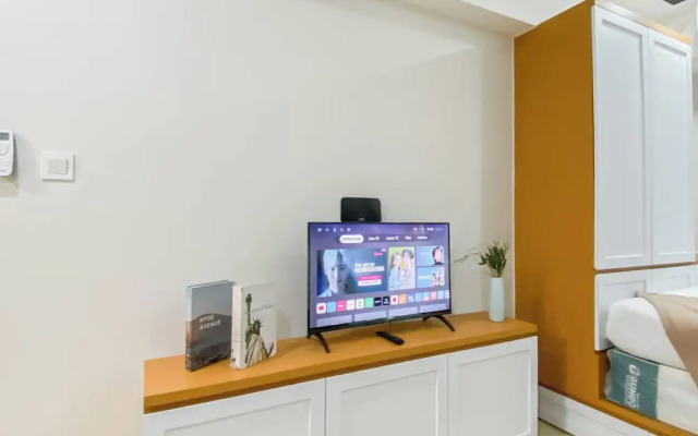 Cozy Living Studio Room At Meikarta Apartment