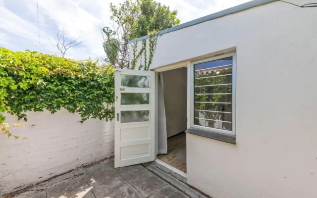 Peaceful 1BD Flat w/ Private Gardenrondebosch