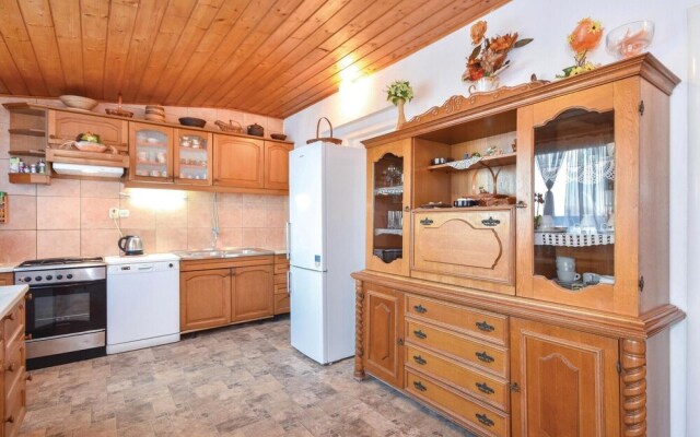 Nice Home in Slatine with Hot Tub, WiFi & 6 Bedrooms
