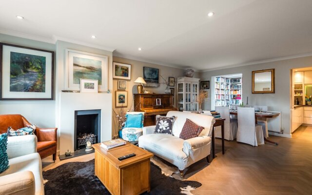Charming Chiswick Home Near Ravenscourt Park by Underthedoormat