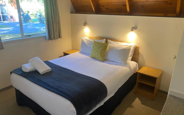Mountain Chalets Motel