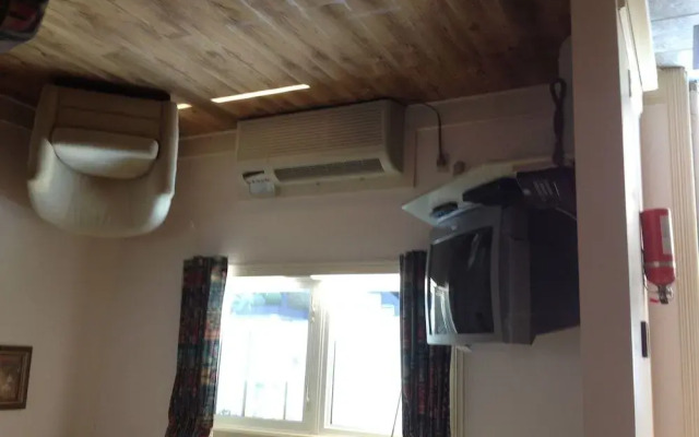 Seawinds Motel & Cottages