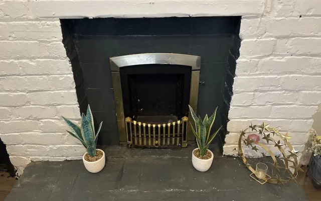 Manchester - House - Sleeps 6 - Parking - Garden
