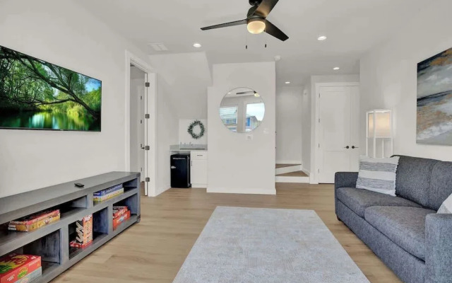 Stunning Lake Home With Pool-beach-gym-boat Access