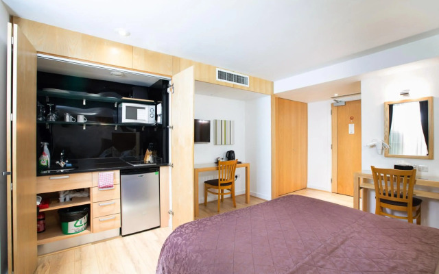 OYO The Cleveland Hotel