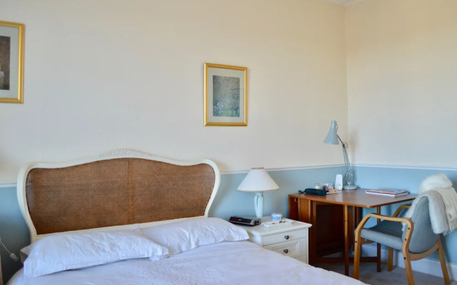 Traditional 3 Bedroom Apartment in Edinburgh's New Town