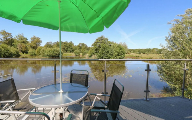 Lakeside Lodge