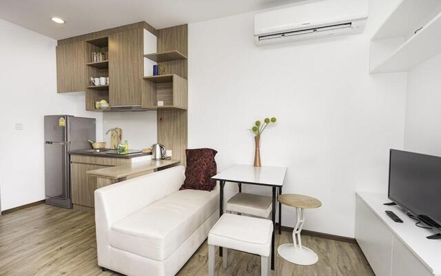 Simply Comfy Apartment by Patsamon