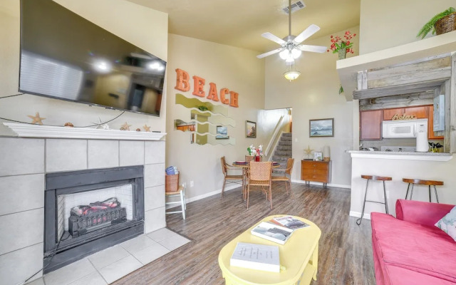 Bay View, Pool Access: Romantic Galveston Retreat!