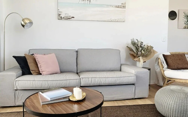 Modern 2 Bedroom Palm Beach Apartment With Ocean Views