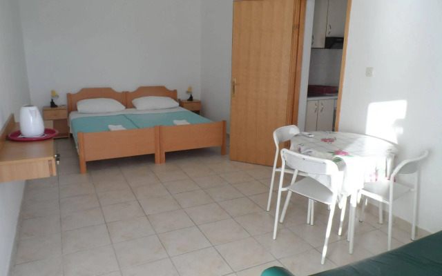 Rooms and apartments Galeb