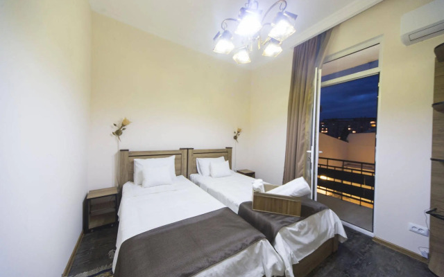 Log Inn Boutique Hotel
