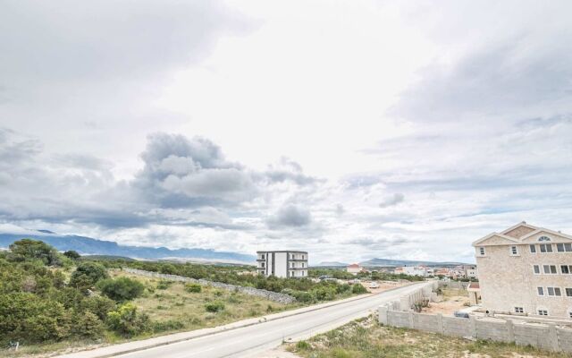 Comfortable Apartment in Novalja near Zrče Beach