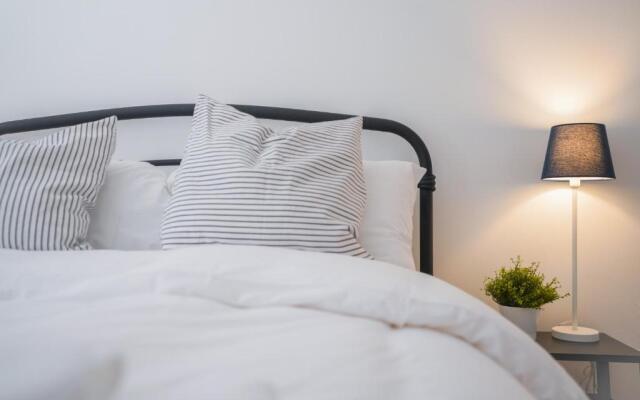 Rowsby Court - Stylish Apartment with Private Parking