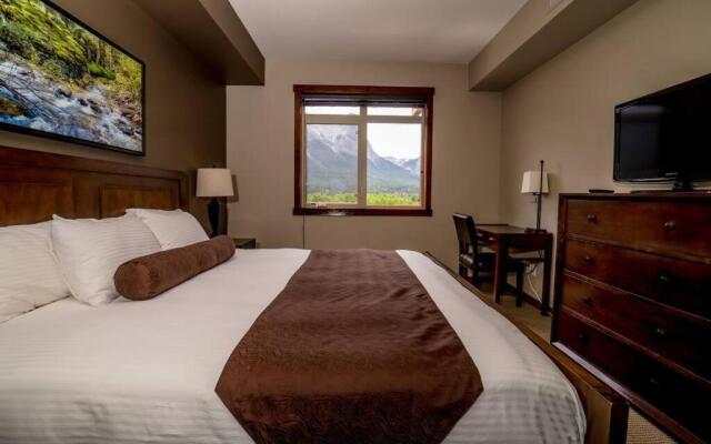 Spacious 3BR 2BA Penthouse with Mountain Views