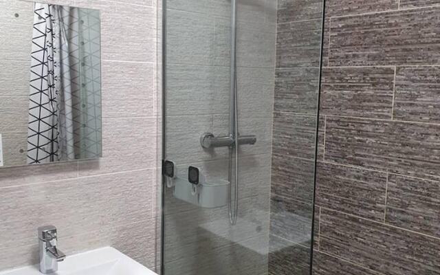 Immaculate 2-bed Apartment in Leigh