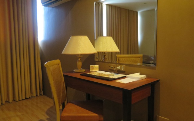 The Pinnacle Hotel and Suites