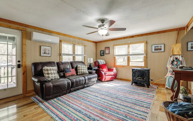 Quaint Mountain Charm! Robbinsville Hideaway