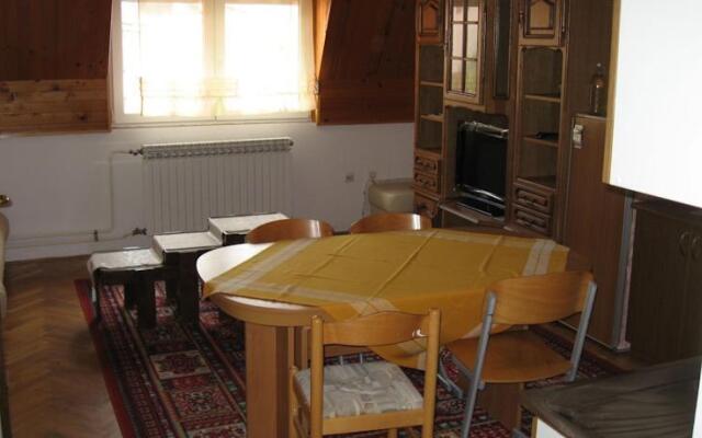 Crni Biser Apartments and Rooms