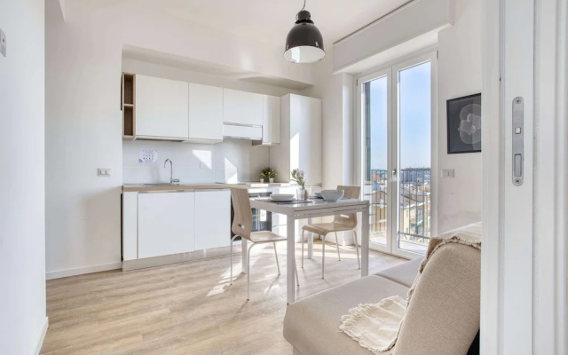 Bright flat near Lambretta Park