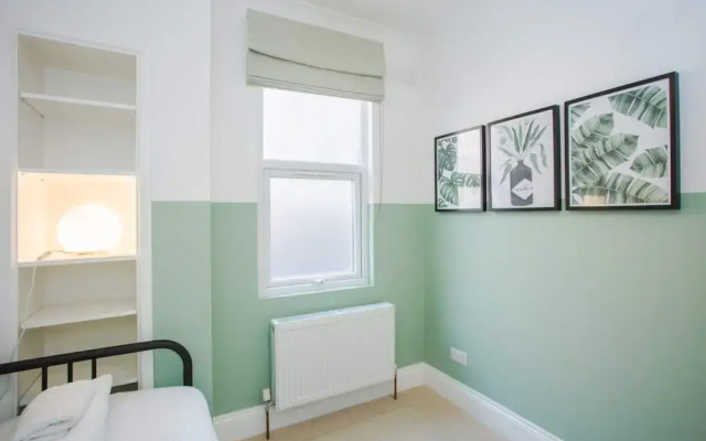 Stylish & Modern 3 Bed Flat in NW London With Garden