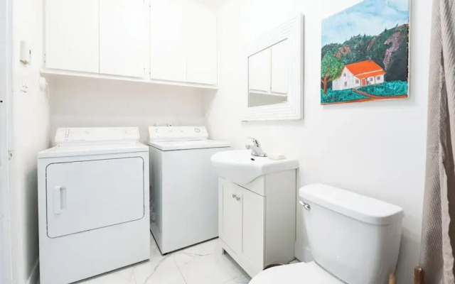 Rue Drolet 2-Bedroom Apartment