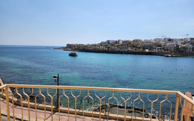Seafront Apartment - Wifi - Sleeps 5 - Fl2