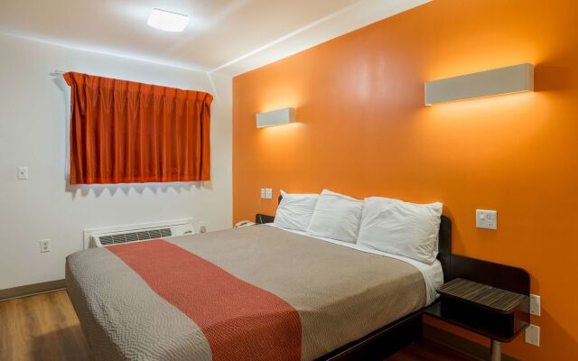 Motel 6 Greenville, SC
