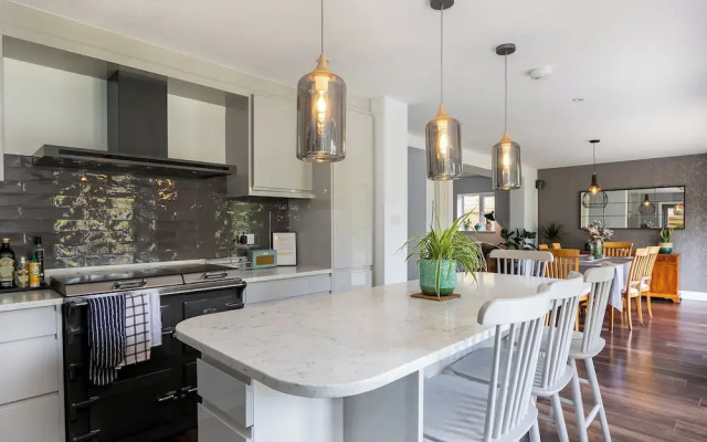 Stunning 5 Bed in the Centre of Bourton