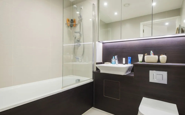 JOIVY Trendy Islington Flat for 2 with Patio