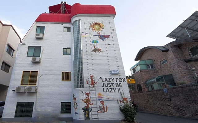 Hongdae Lazyfox Den Hostel