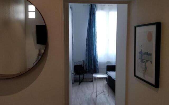 Modern 1 bedroom apartment near the metro.