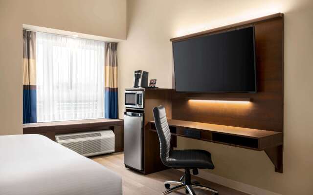 Microtel Inn & Suites by Wyndham Aurora