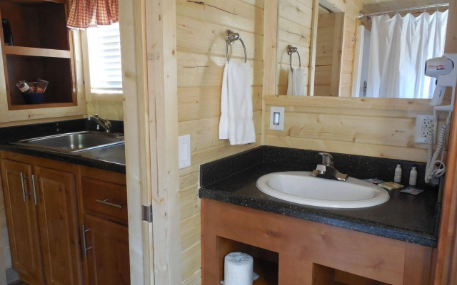 Snake River Cabin Village