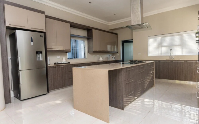 Upmarket 4 bed Chisipite House 2193