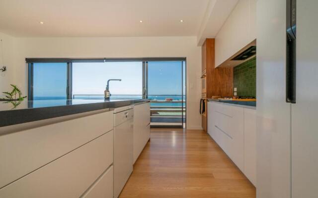 Hosts on the Coast Ātaahua.