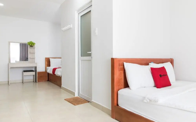 RedDoorz Premium near E-Town 3