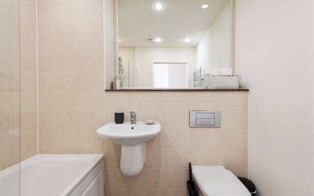 Chic 1 BDR W/balcony in Greenwich, 7mins to st