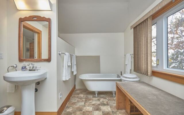 Exclusive Waterfront Beach House Retreat