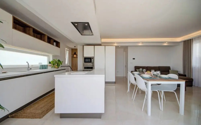 Luxury Penthouse With Private Pool and sea Views, Sleeps 6