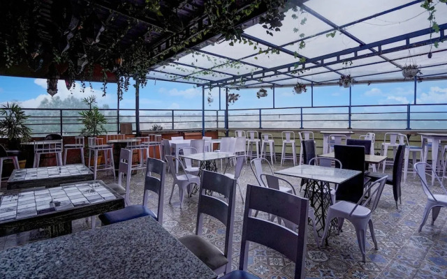 Elegant Stays With Rooftop Restro and Hill View