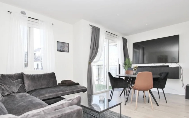 New Downtown Apartment With Free Parking