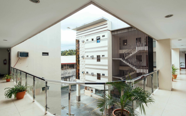 OYO 443 Maria Cristina Arcade Suites