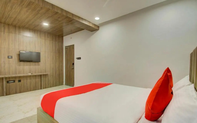 V Hotel by OYO Rooms