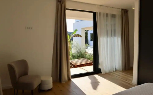 Sunset Villa Aves With Pool, Gym and Sauna