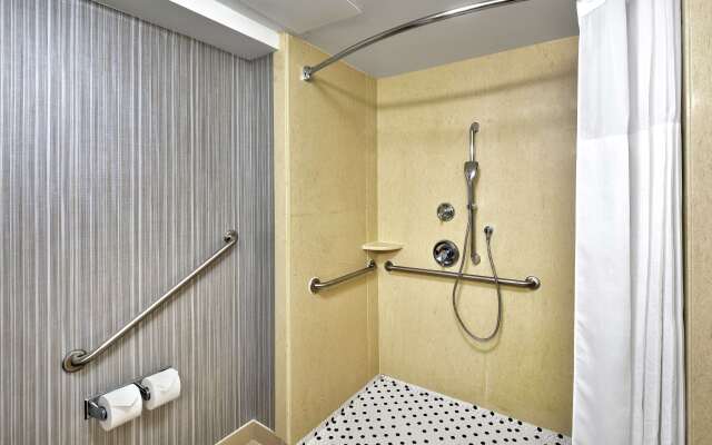 Hampton Inn & Suites By Hilton Toronto Airport