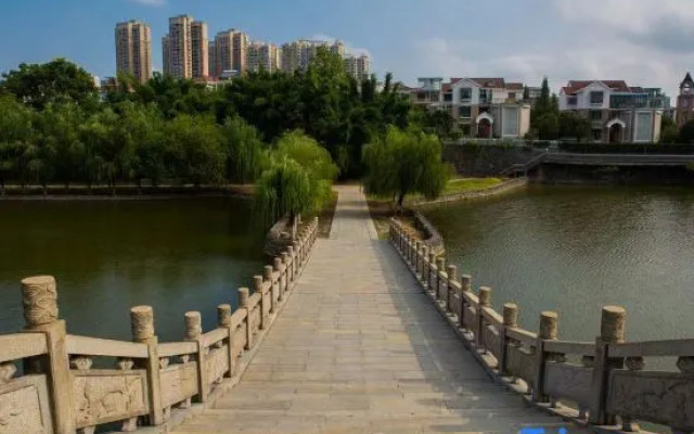 Xana Hotelle (Yichunshi Zhengfu Railway Station)