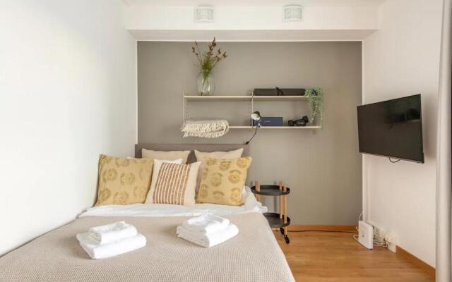 Luxury Business Studio Apartment - Garden View