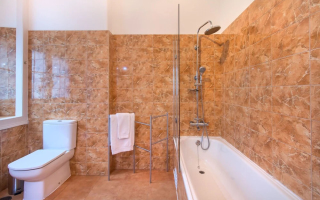 Bright & Beautiful Top Floor Graça Flat