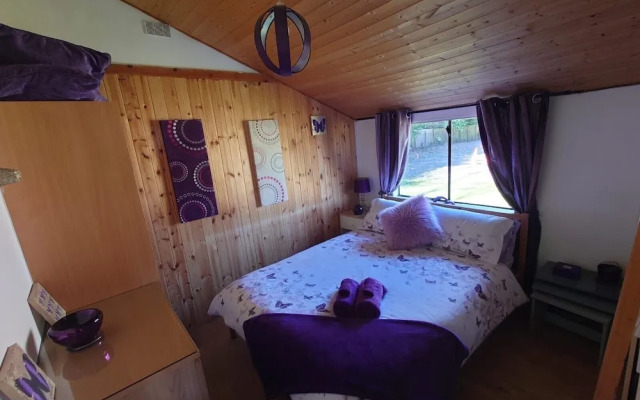 Wildwood Cabin - Sleeps 6, Hot Tub & Parking